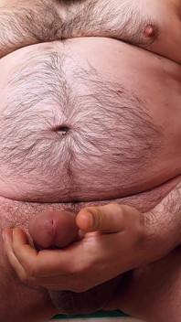 Un grande orso peloso si masturba