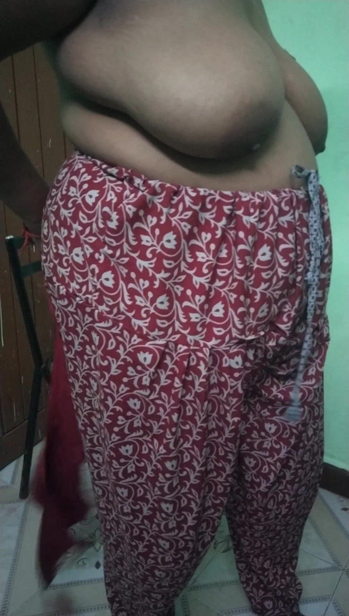 Tamil lesbian: 寝室で三人のおばさんのホットドレスを着ている