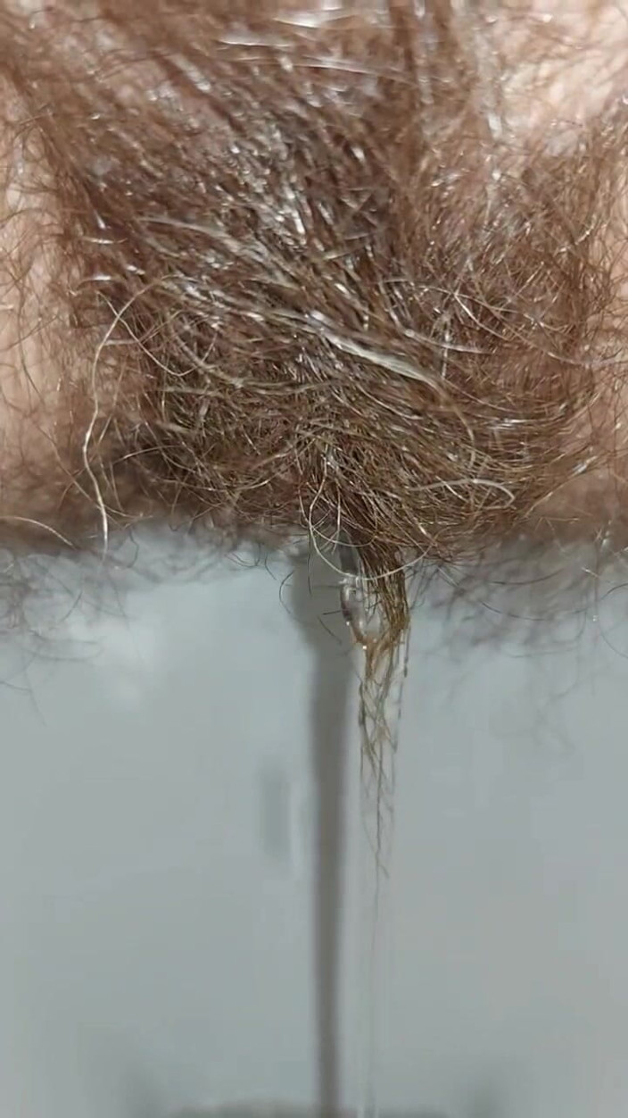 GinnaGg: Frau, Goldene Dusche, Behaartes Pinkeln