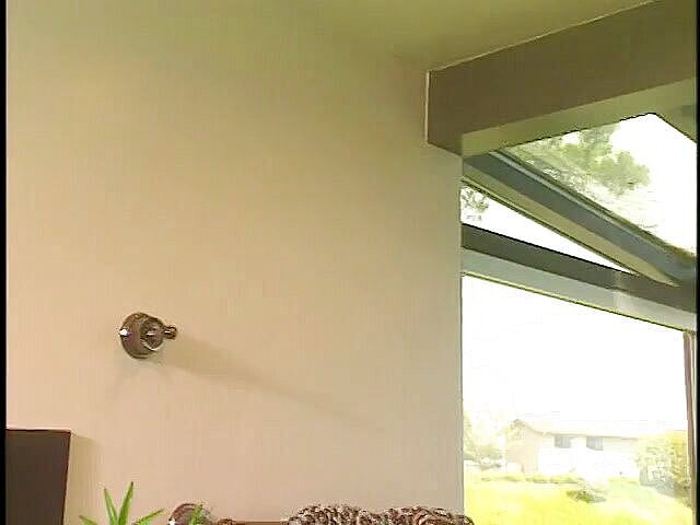 Solo Sensations: Una ragazza magra si trova in una jacuzzi spumeggiante e...