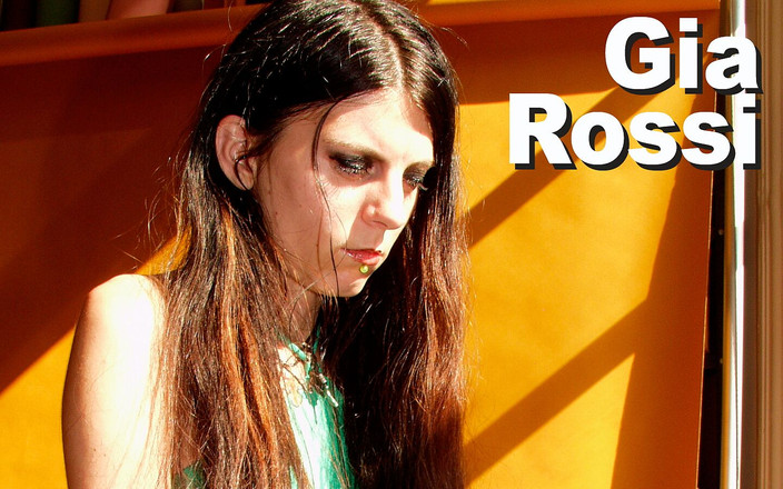 Picticon bondage and fetish: Gia Rossi हथकड़ी लगाए ऑफिस कर्मचारी उत्तेजित हो जाता है