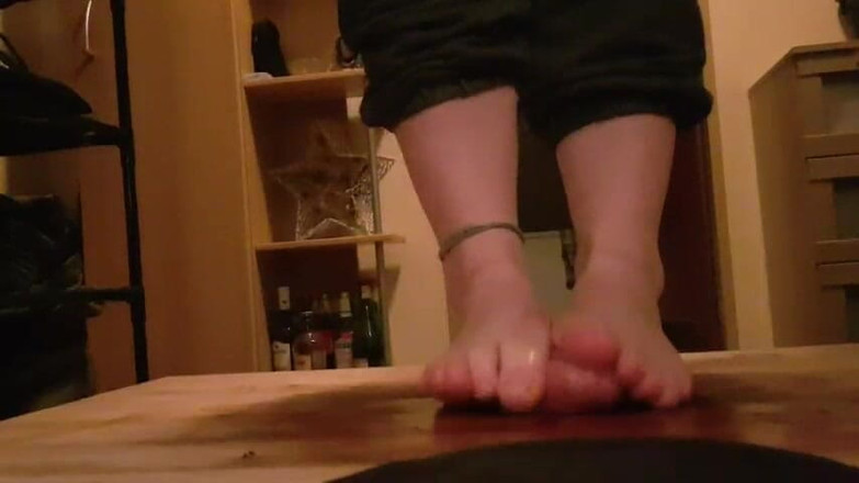 ironball1983: POV - pisando descalça - depois de ser tratado com um salto...