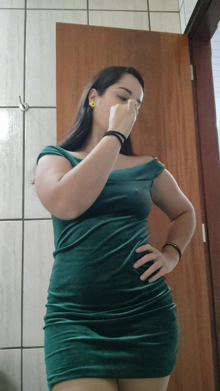 Debora Mendes: Vestirsi con me - abito verde e look provocante