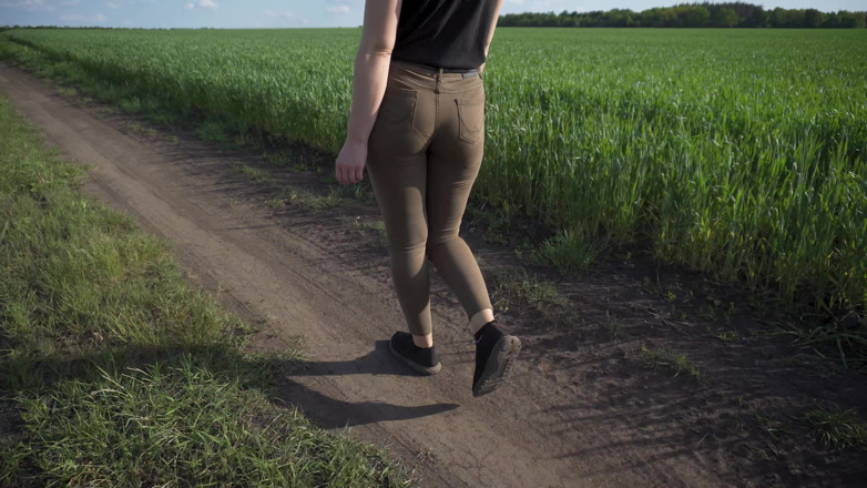 Teasecombo 4K: Seksowna MILF spacery na zewnątrz i dokucza śliczne linie majtek