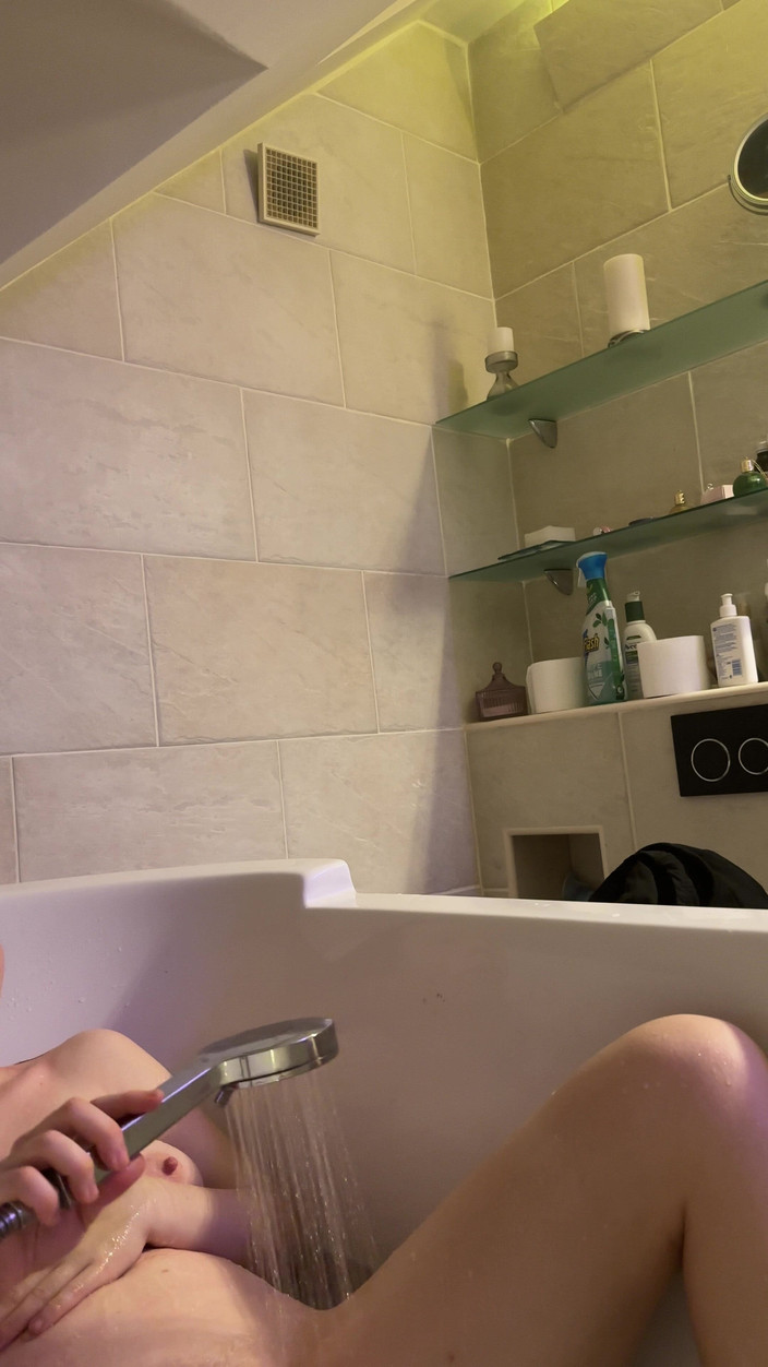 SweetLucy96: 温かいお湯で乳首が硬くなります