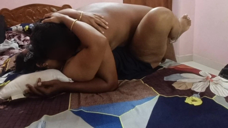 Black & white desicat: Bà nội trợ Bengali ngoại tình trên âm hộ đồ lót màu...