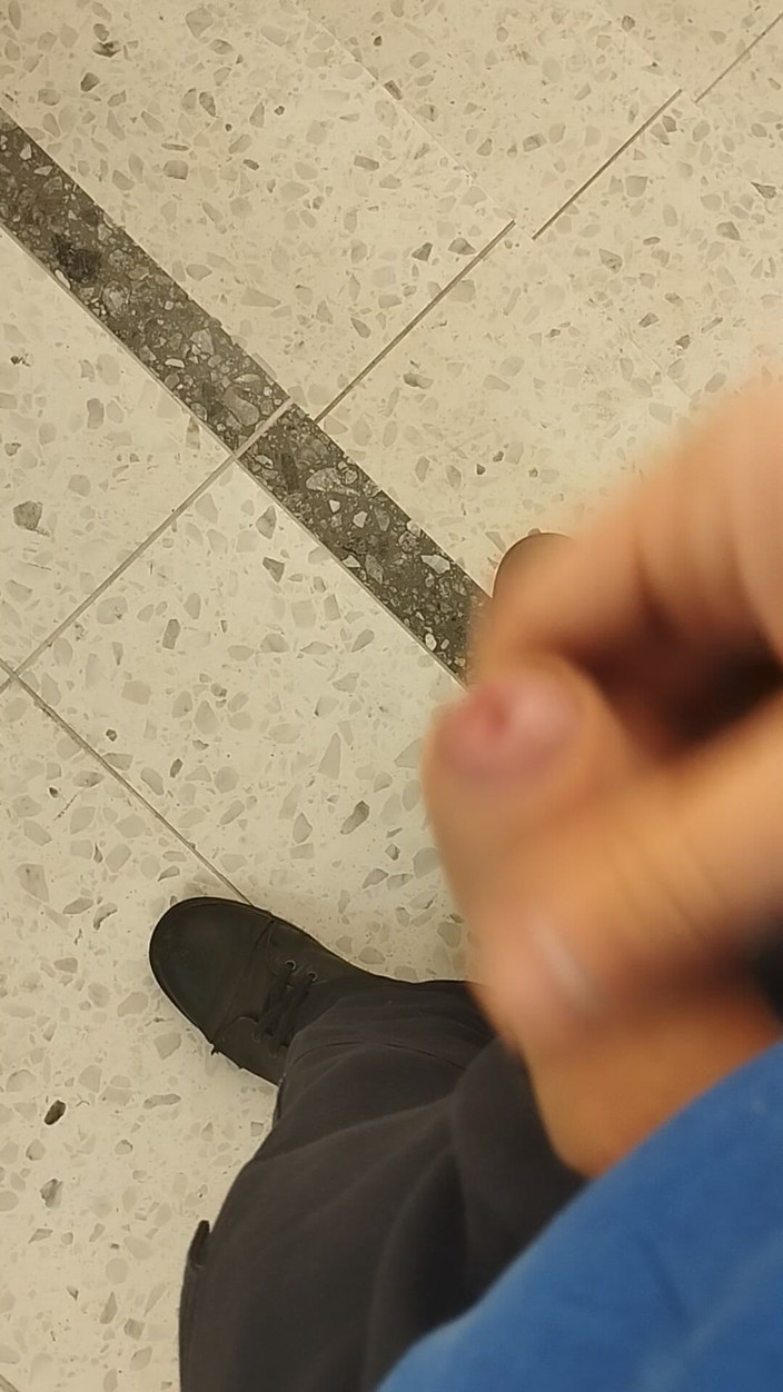 Bayer911: Masturbasi berisiko banget di tangga parkir