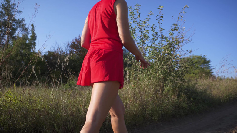 Teasecombo 4K: Fată în rochie scurtă plimbări în aer liber și fundul intermitent