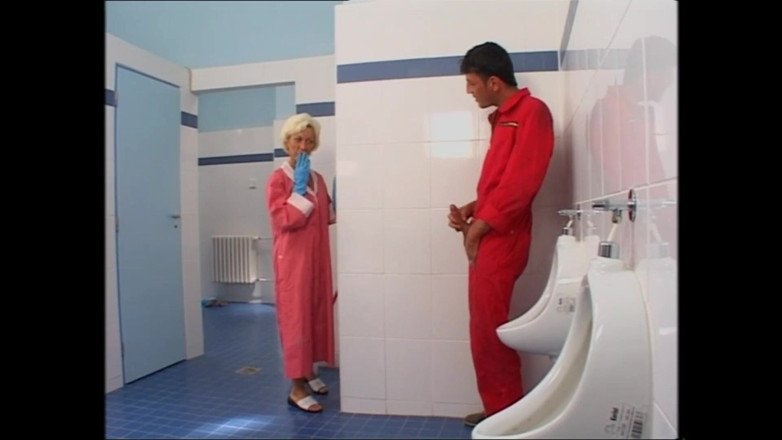 Purzel Official: Old Woman Takes It in the Ass in the Bathroom