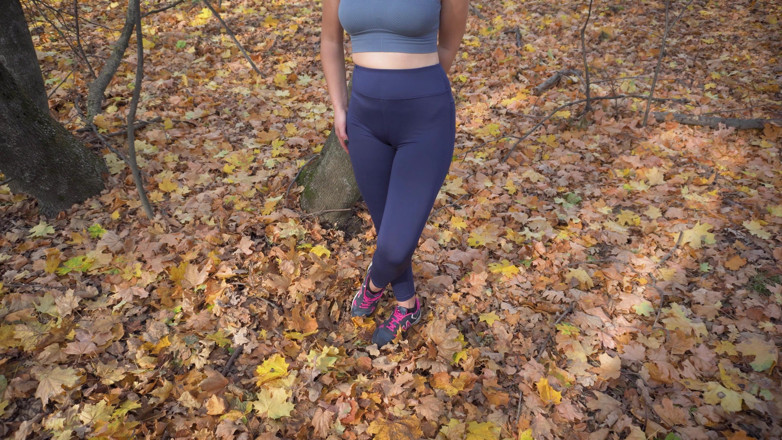 Teasecombo 4K: Yoga pantolonlu kız açık havada şişman amcığını azdırıyor