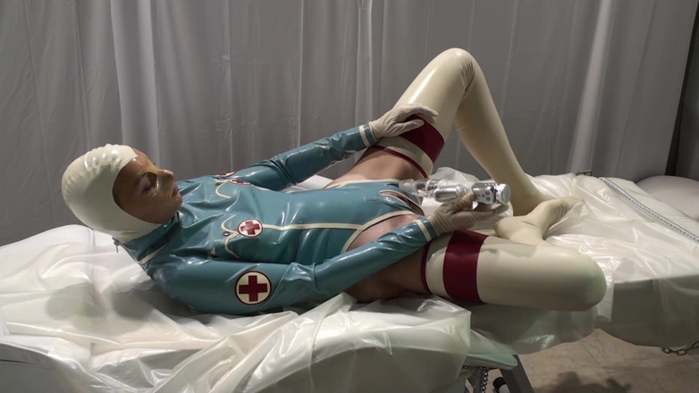 Latex Danielle: Latex Danielle - la patiente examine le médecin et le médecin...