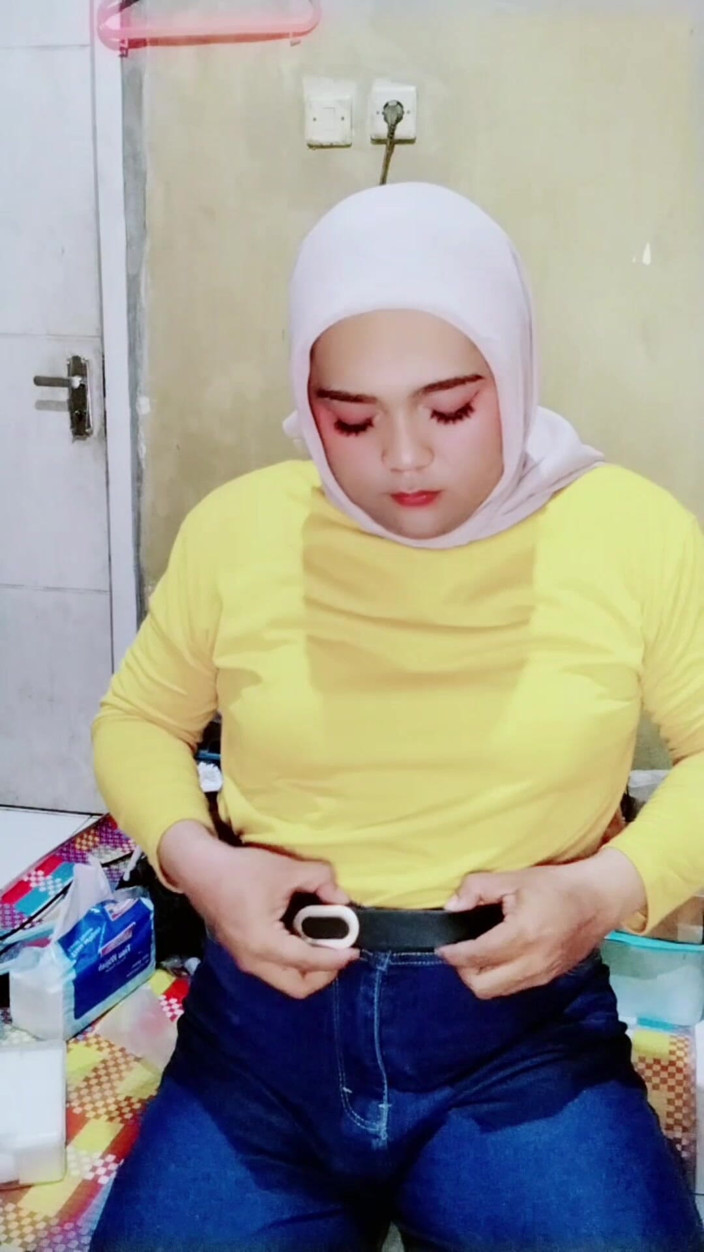 Ivvy Crossdresser: Ivvy Hijab Crossdresser, Wearing Jeans Then Masturbates
