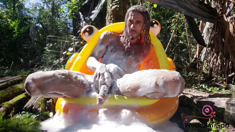 Arthur Eden aka Webcam God: Baño de burbuja de goldfish (4 k)