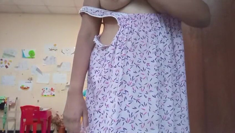 Anne White: Hintli kız dildo ile mastürbasyon yapıyor Asyalı tek başına sikişiyor