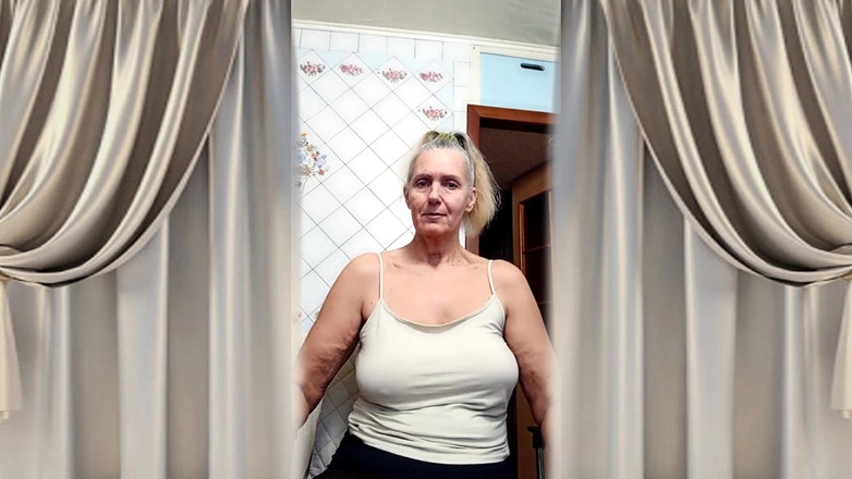 Lukerya: Hete huisvrouw Lukerya in de keuken