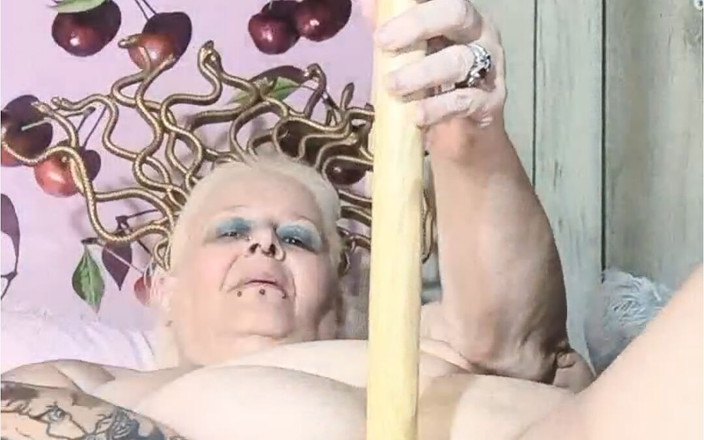 HerculesnVENUS: Medusa उत्तेजित है और उस झाड़ू को चोदती है