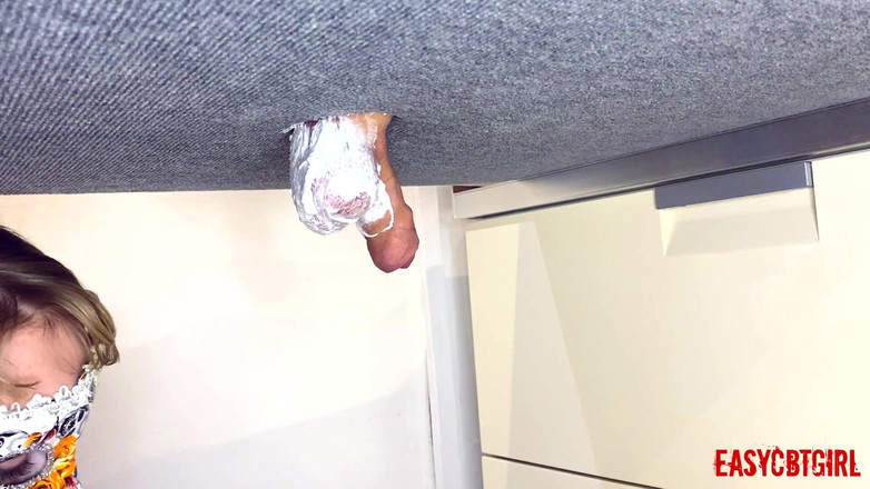 AnnyCandyPainboy: Mistress goli kulki swojego niewolnika na desce do dojenia Easycbtgirl