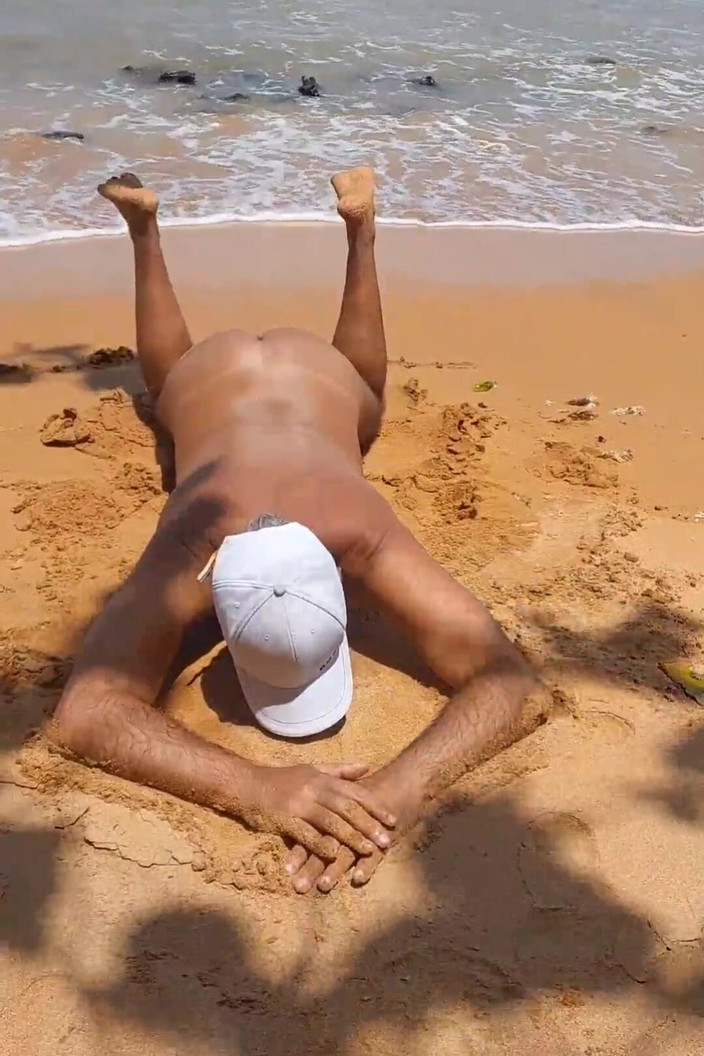 Ladysilvas: Ladysilva visar upp sin heta röv på stranden naken