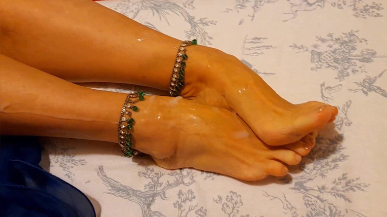 Selena701: Picioarele frumoase ale Selenei pozează și ejaculează