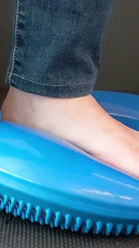 Blauw kussen vertrappen