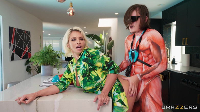 BRAZZERS: Brazzers - Kali Roses et Charli Phoenix se font baiser et...