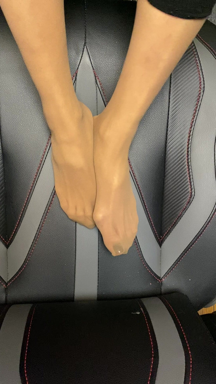 Naelor: 长脚趾穿丝袜的性感小脚