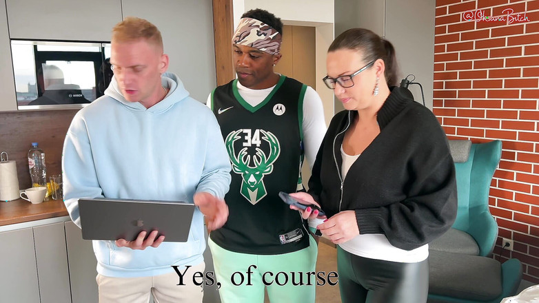 Oksana_Katysheva: 오, 이런! 나는 마침내 흑인 대물 자지를 시도했다! 두 명의 유학생에게 따먹히는 가죽 바지를 입은 아름다운 새엄마!