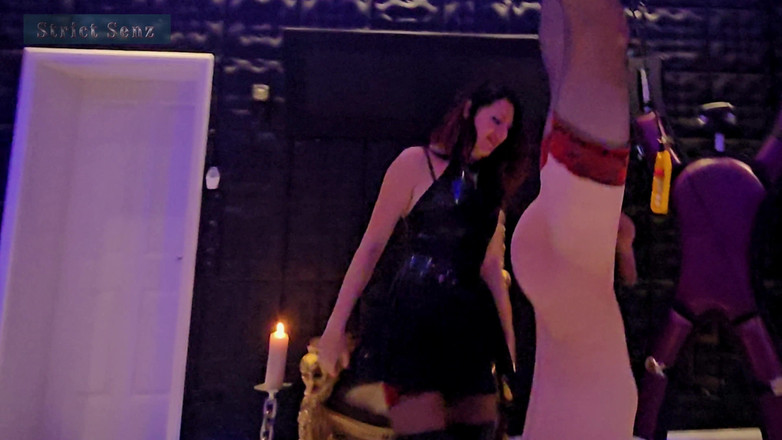 Strict Senz: Lady Zara Tvrdě Bičuje Otroka V Punčochách Svazování Visící Vzhůru...