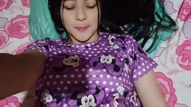 Yuli and tony: 穿着我的新睡衣的丰富女性高潮。每次我穿它们都会变得非常饥渴