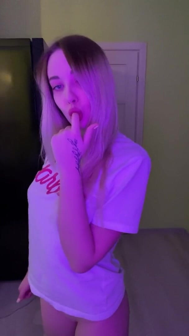 My bf cuckold: seksowna dziewczyna pokazuje swoje nagie ciało