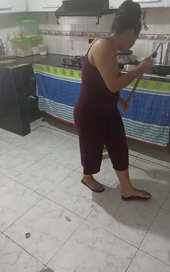 Pikaa6: Keilimar putzt das haus, während ihr gelangweilter freund sie zu überzeugen...