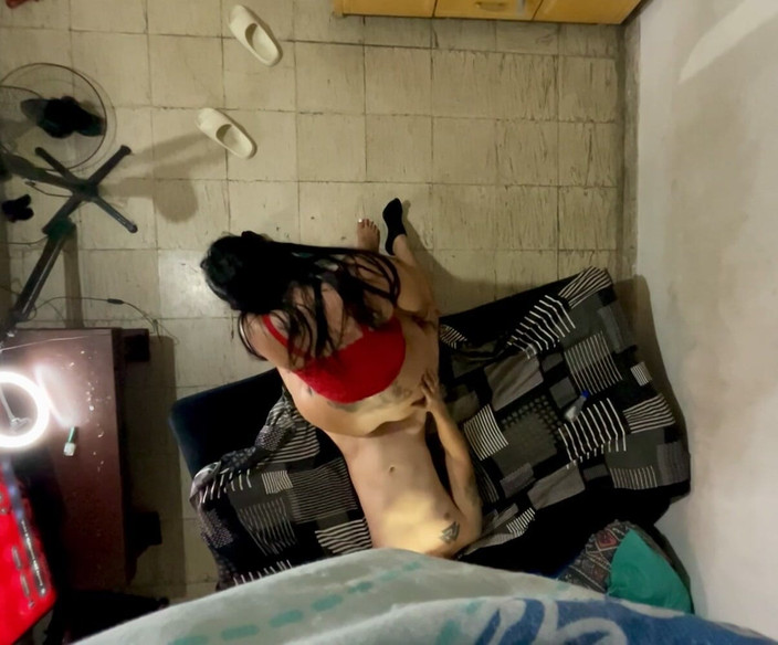 Monozion: Istri pantat besar duduk suaminya dengan thong merah