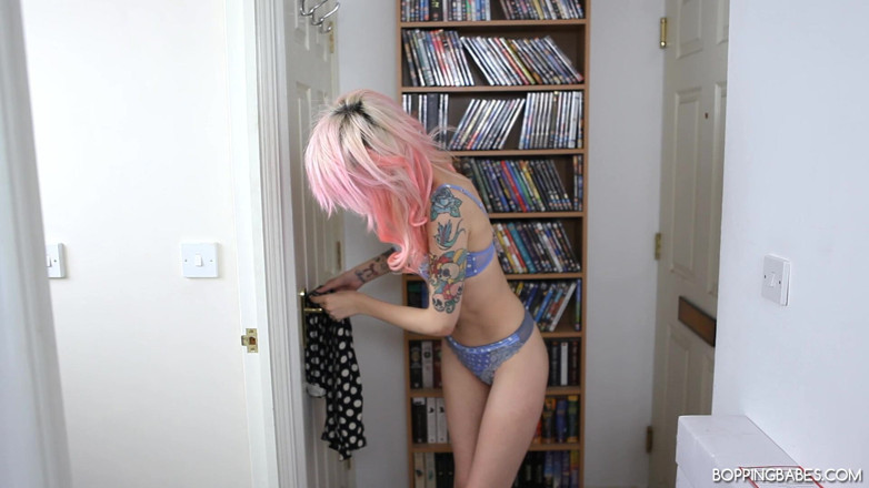 Bopping babes: Minni - Take It off