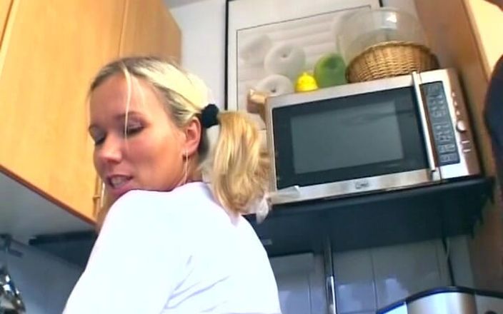 German's MILF: Une belle-mère blonde d’Allemagne chevauche une bite dans la cuisine