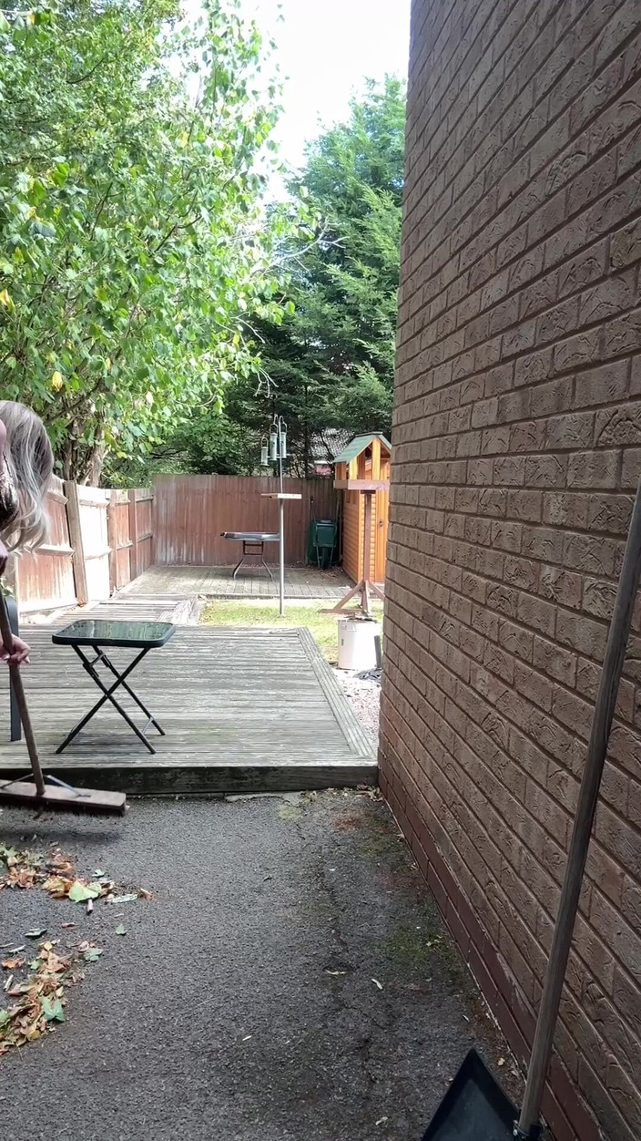 Kellycd2022: Sexy Crossdresser Kellycd2022 ve Zlatých plavkách a podpatcích Clearing Leafs