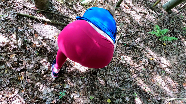 Bouncy Tits Action: 숲에서 완전히 알몸으로 젖탱이를 때려