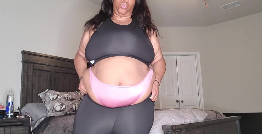 Josie4yourpleasure: この黒のセットを試着。来月、新しい花柄が発売されるのが待ちきれません。このヨガパンツセットは好きですか?