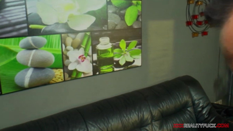 Czech Pornzone: Cycata blond milf spotyka napalonego kolesia w parku i zgadza...