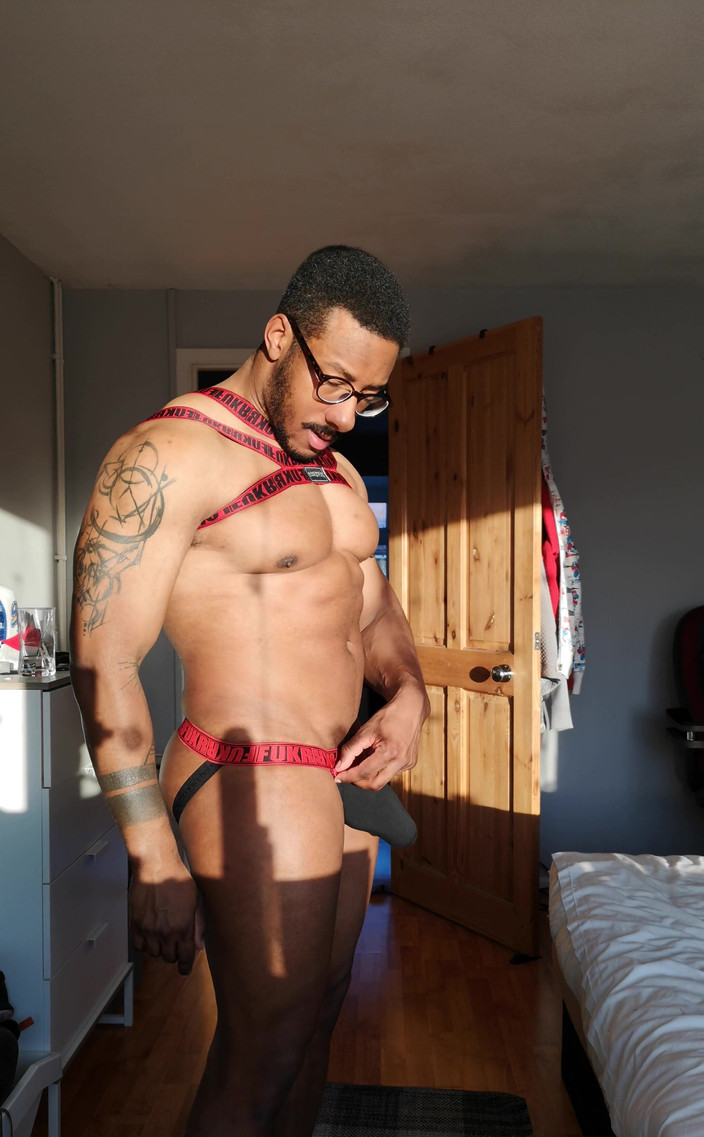 Amadeus: 파티 후 배회자에게 이 옷을 입어야 하는 남자들