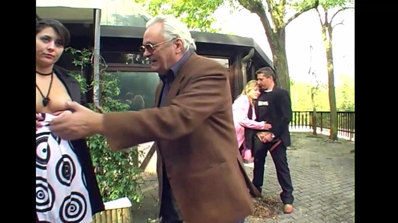 Fetish Desire: セクシーなムラムラした熟女が大きな硬いコックによって巨大なおっぱいに犯され、絶頂するビンテージポルノ