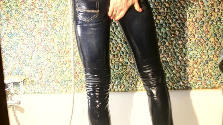 Alexa Cosmic: 在浴室里穿着牛仔裤弄湿自己...