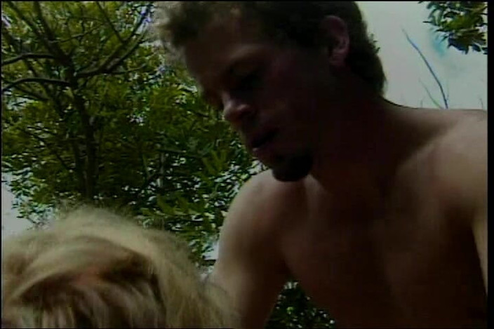 Lovers Of Vintage: Klassieke blonde milf buitenshuis hard geneukt