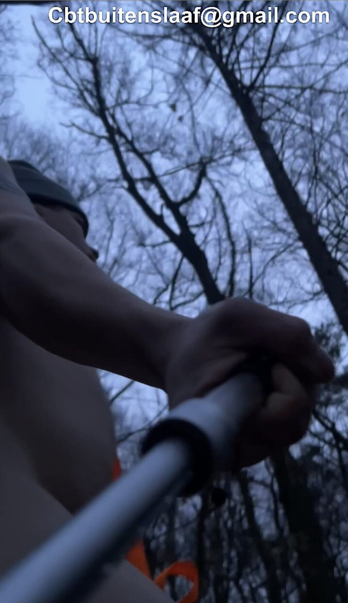 No limit cbt slave: Caminando desnudo por el bosque