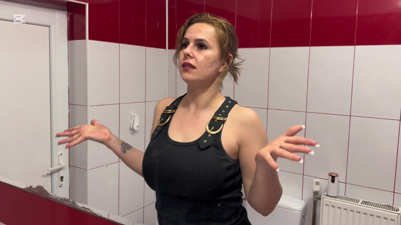 Emeli: キッチンのシンクで髪を洗う