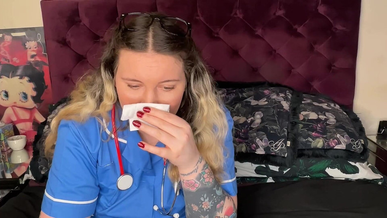 MissFFW: Enfermeira Ffw chupando o nariz e finalmente recebendo um espirro