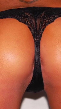Quente milf Shay Fox expõe pernas longas sensuais em vestido apertado