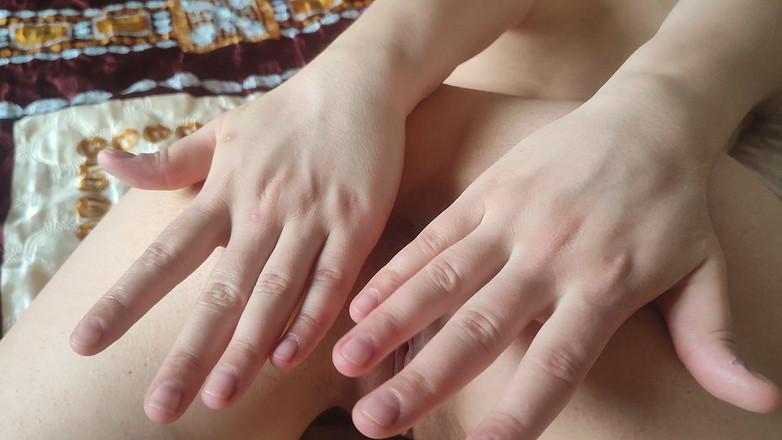 OniSoi: 私のタイトなマンコのクローズアップ、私の手で私の肛門を広げてチンポを夢見ています。