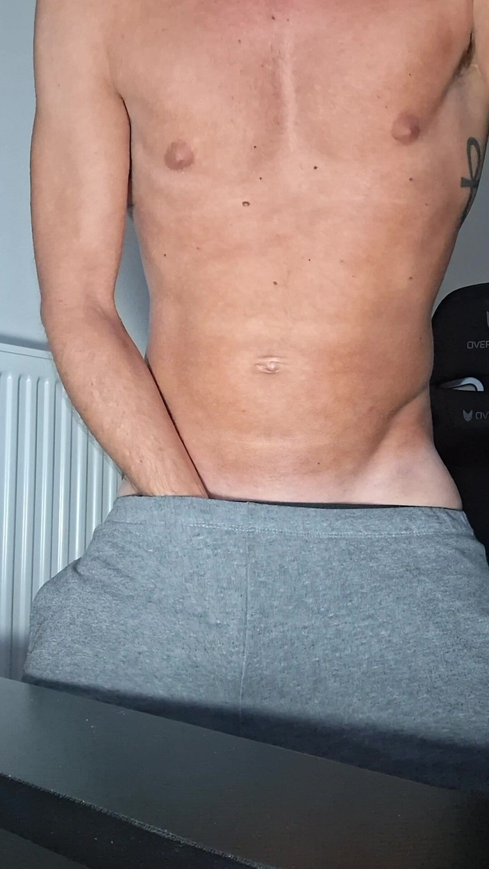 Xfroska: ショートパンツとボクサーパンツで勃起する