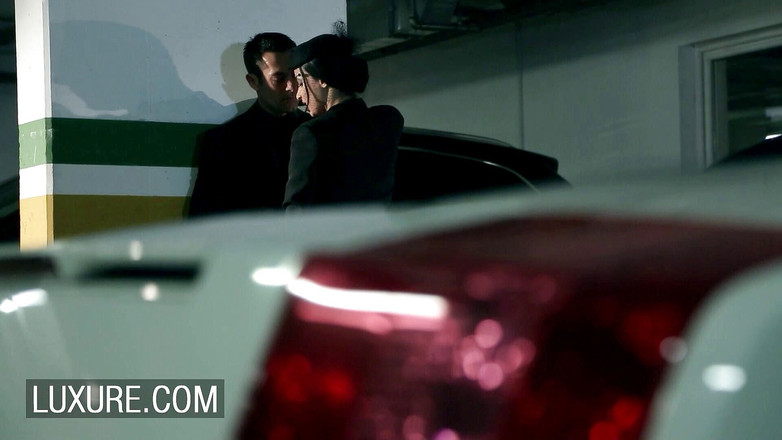 Luxure: Orgie hardcore avec Anissa Kate sur un parking commun