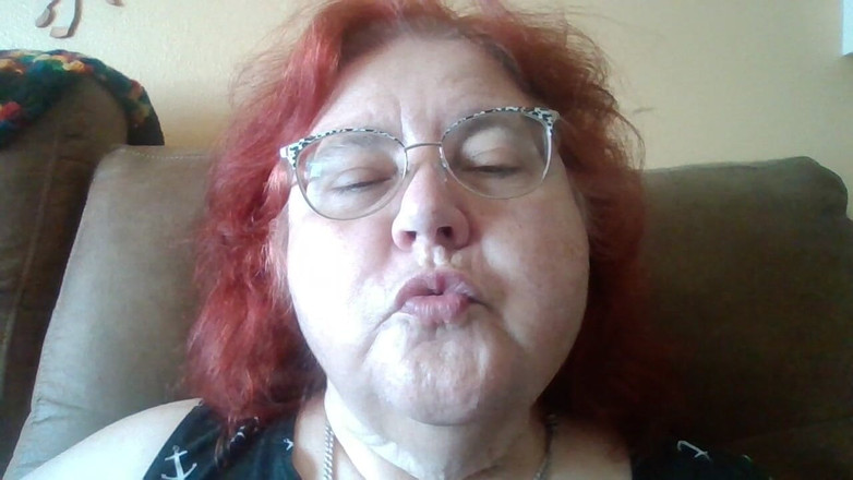 BBW nurse Vicki adventures with friends: 要求拍摄我发出亲吻的噪音并能够观看我做爱的视频